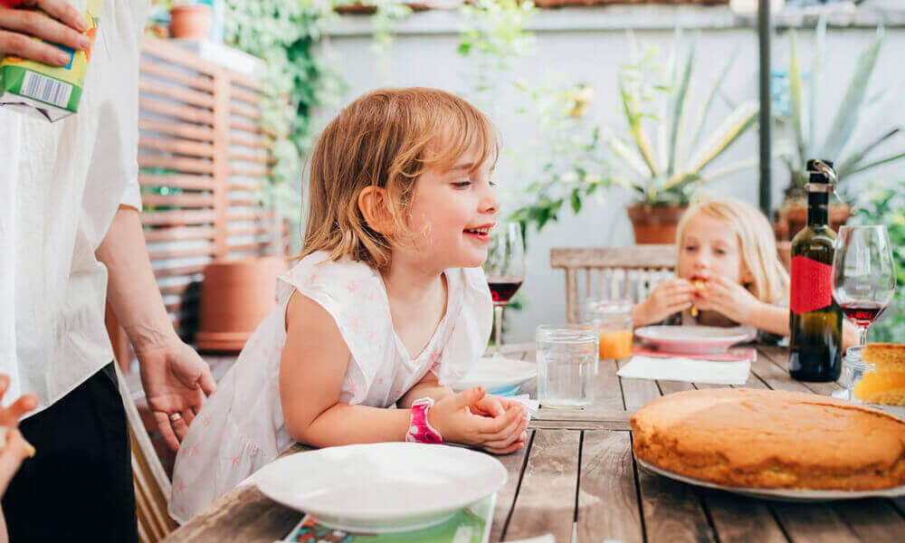 Enfant à table lors d'un repas en famille