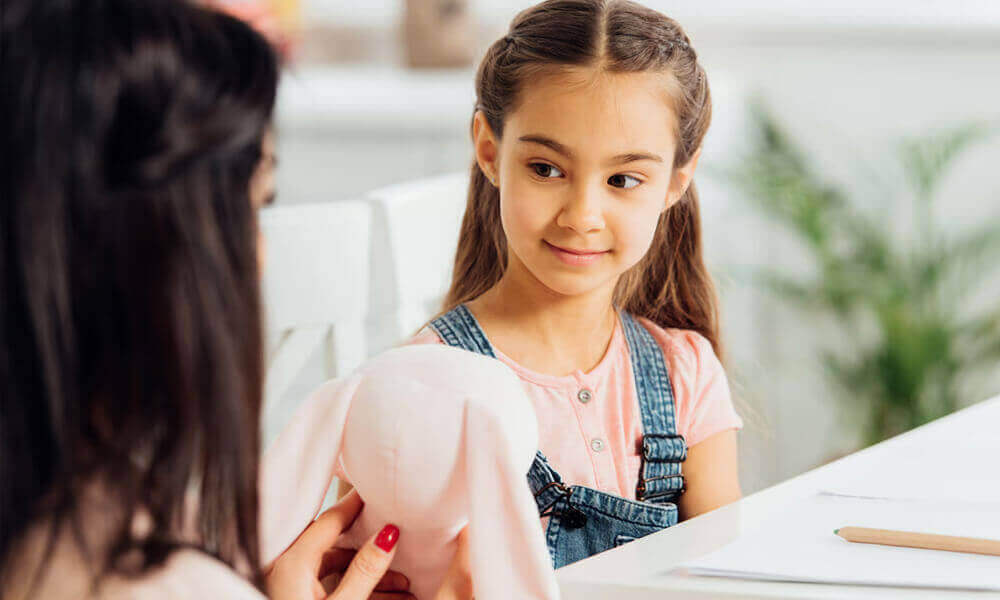 Enfant à table lors d'un repas en famille