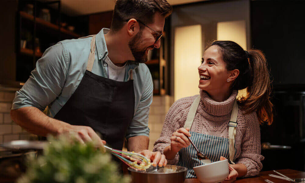 Couple préparant un repas ensemble